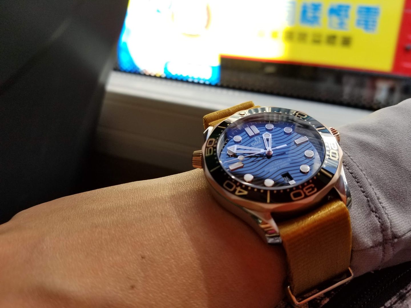 Customer photo review of AlphaShark Slim - Camel