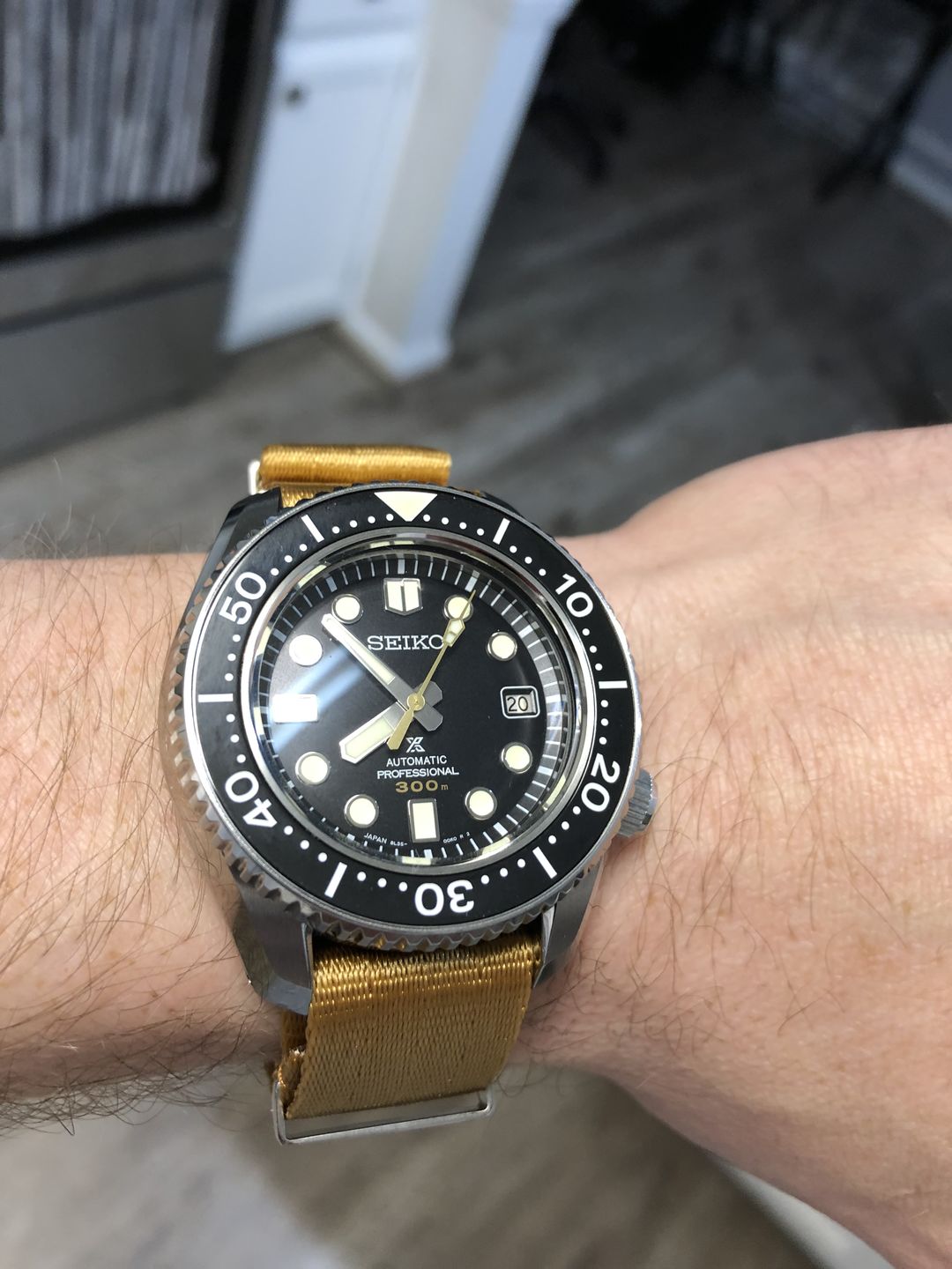 Customer photo review of AlphaShark Slim - Camel