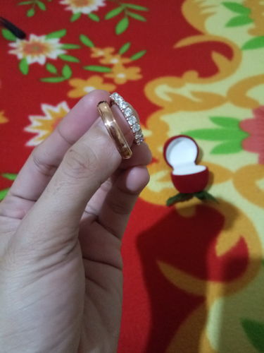 Customer photo review of Minimalist Tres Wedding Rings