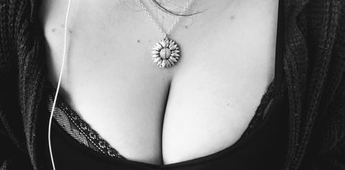 Customer photo review of "YOU ARE MY SUNSHINE" - SUNFLOWER NECKLACE