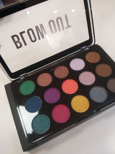 Customer photo review of Beauty People Blow Out Eye Shadow Palette - 15 Colors - Intense 01