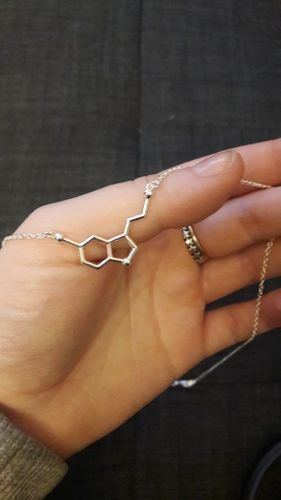 Customer photo review of Collier de molécules de sérotonine "L’Hormone du bonheur”