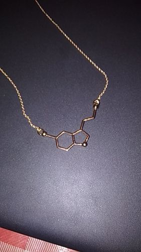 Customer photo review of Collier de molécules de sérotonine "L’Hormone du bonheur”