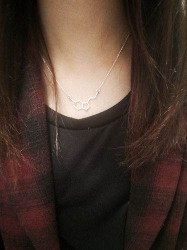 Customer photo review of Collier de molécules de sérotonine "L’Hormone du bonheur”