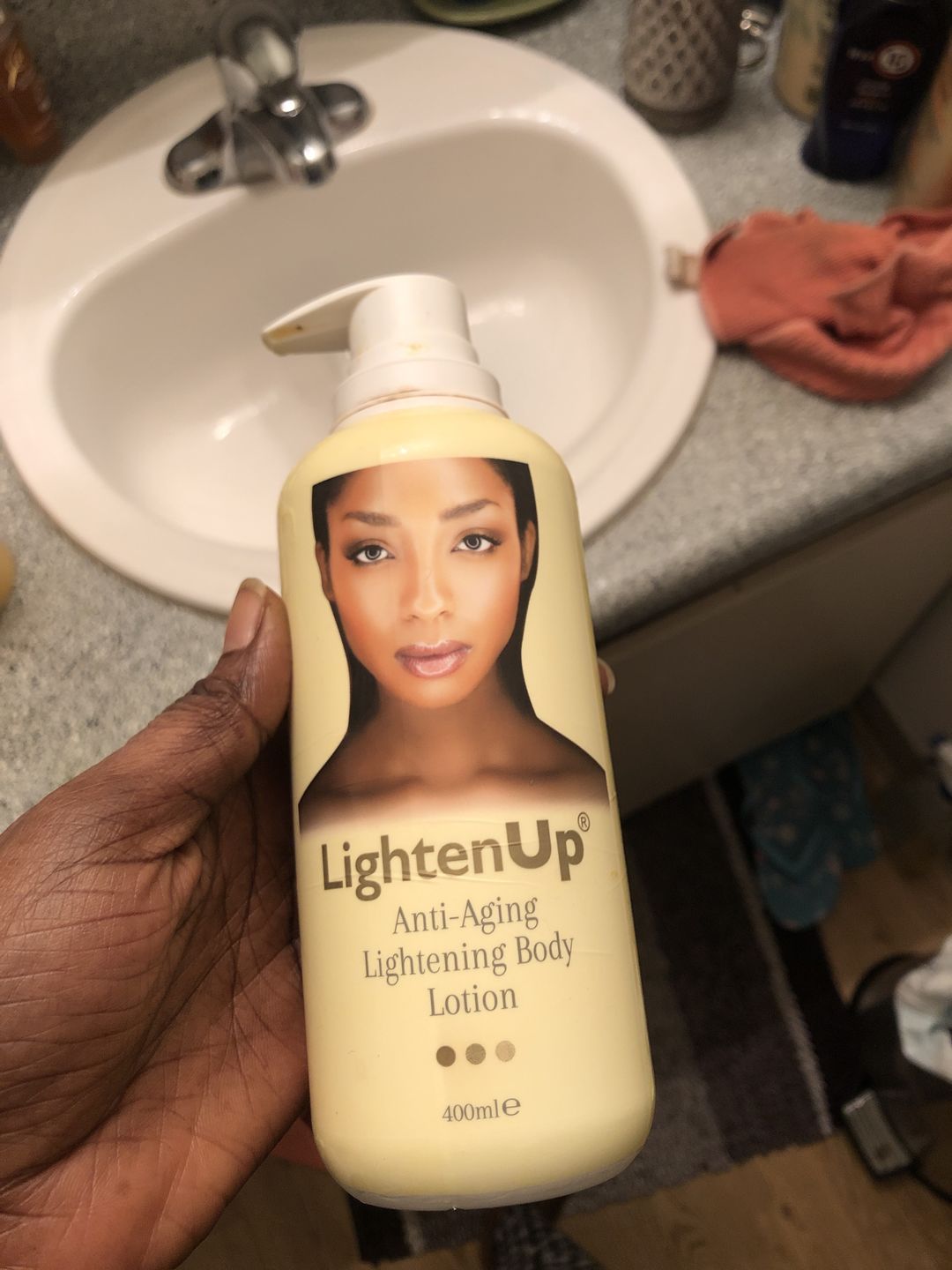 Customer photo review of Omic LightenUp Anti-Aging Lightening Body Lotion - 400ml