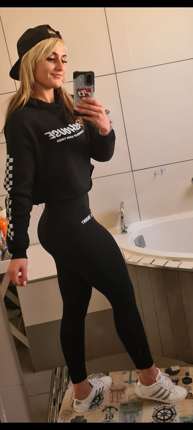 Customer photo review of Gym Bunny Boost - Butt shaping Leggings - black