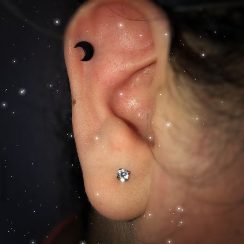 Customer photo review of Round Gem Titanium Cartilage Ring