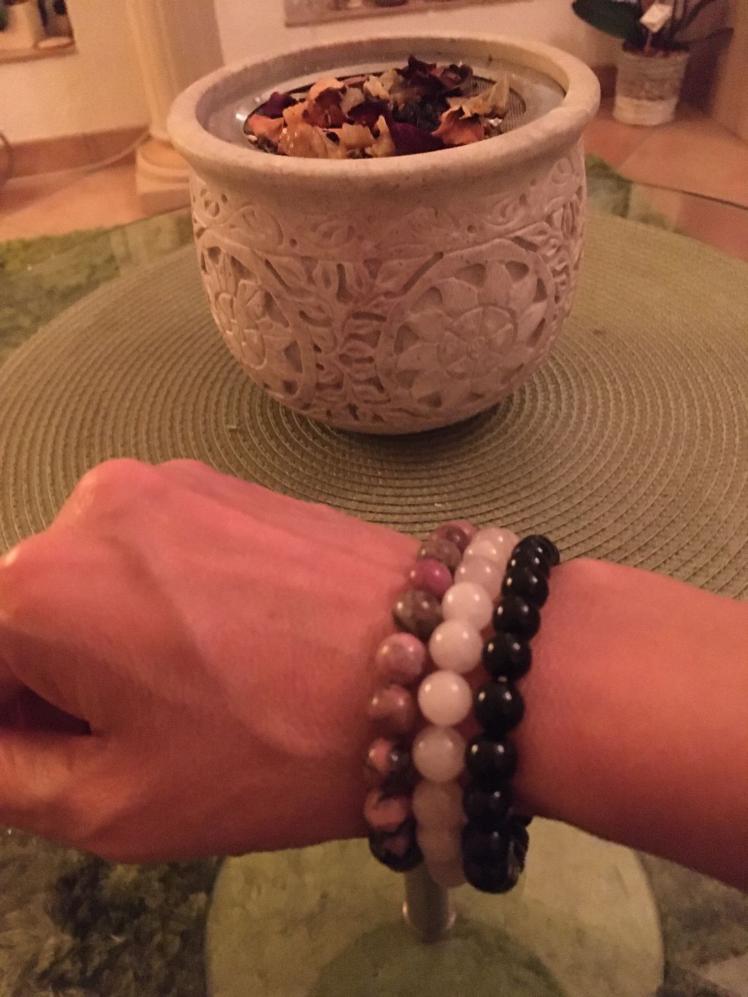 Customer photo review of Dreifach-Armband "Vertrauen in die Liebe" aus Rosenquarz, Rhodonit und Onyx