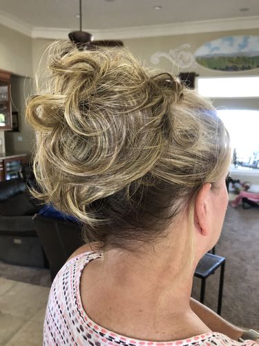 Customer photo review of JuvaBun Messy Bun