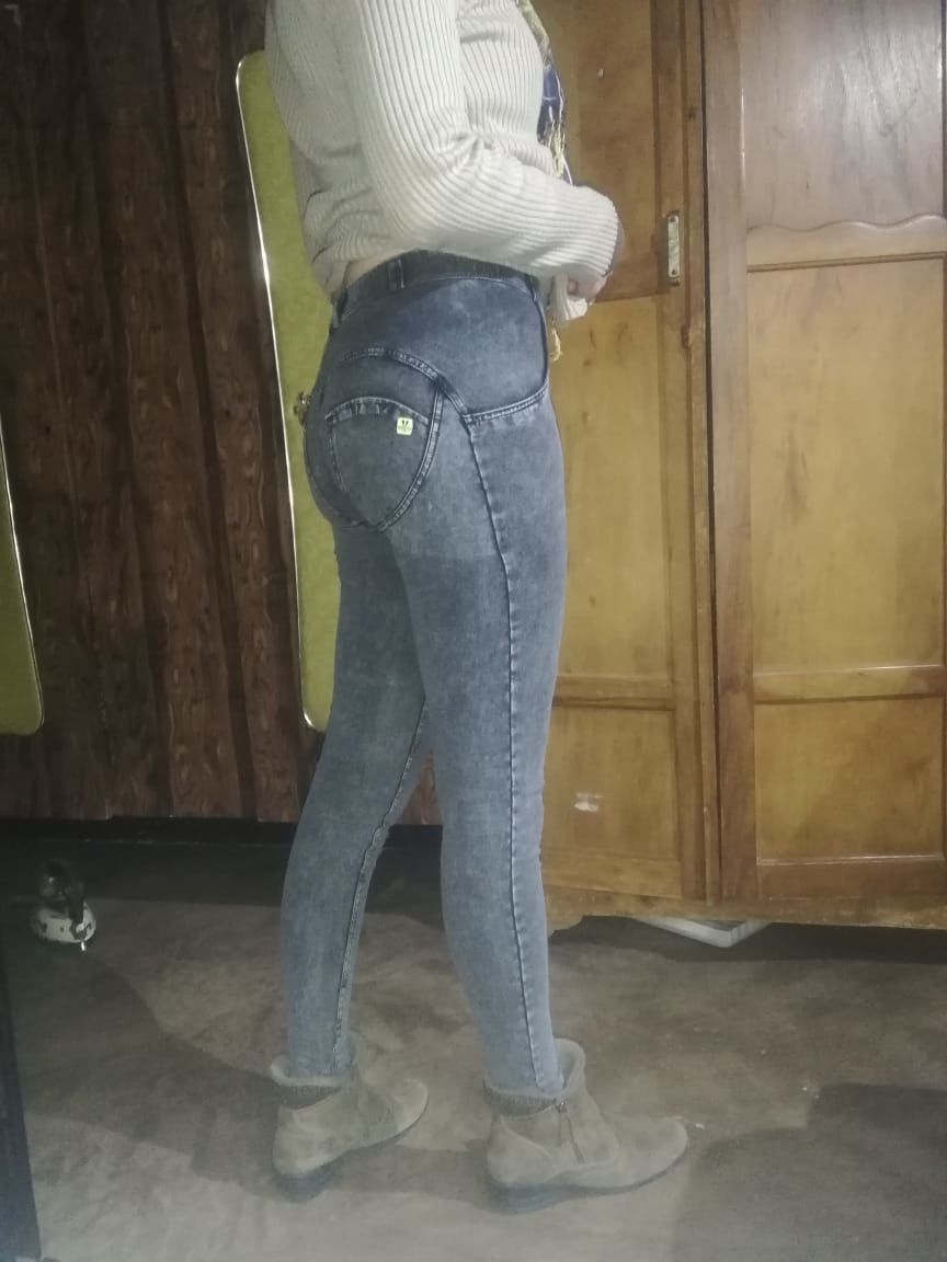 Customer photo review of High waist Butt lifting Jeggings - Black