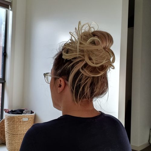 Customer photo review of JuvaBun Messy Bun