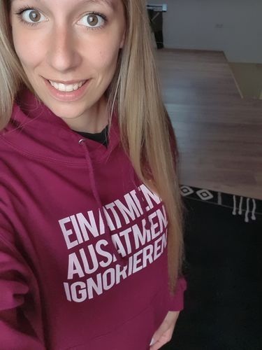 Customer photo review of Einatmen Ausatmen Ignorieren   - Unisex Kapuzenpullover Hoodie - Words on Shirts