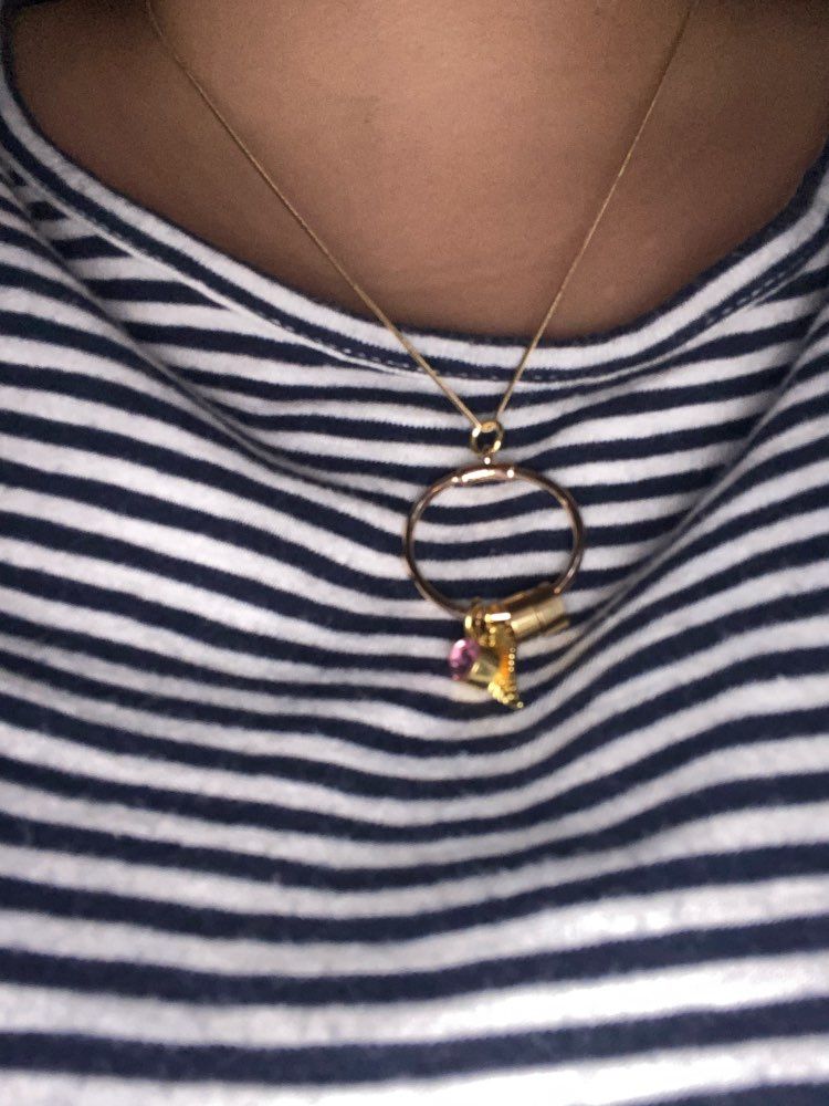 Customer photo review of LOANYA Kreisanhänger-Kette mit personalisierten Namenskreisen