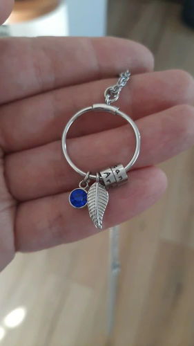 Customer photo review of LOANYA Kreisanhänger-Kette mit personalisierten Namenskreisen