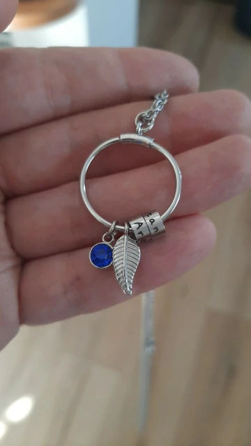 Customer photo review of LOANYA Kreisanhänger-Kette mit personalisierten Namenskreisen