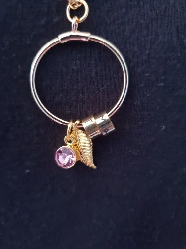 Customer photo review of LOANYA Kreisanhänger-Kette mit personalisierten Namenskreisen