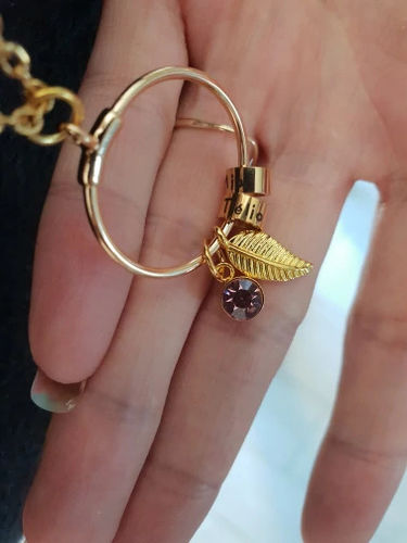 Customer photo review of LOANYA Kreisanhänger-Kette mit personalisierten Namenskreisen