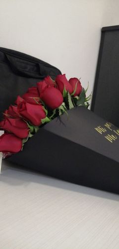 Customer photo review of Ramo de 48 Rosas Rojas Negro F