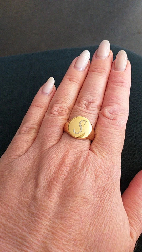 Customer photo review of LOANYA Initialen Ring