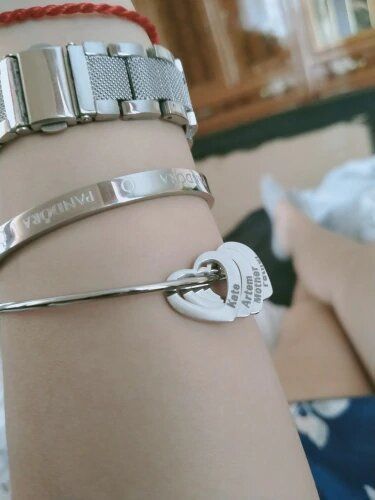 Customer photo review of LOANYA Armreif mit personalisierten Herzanhängern