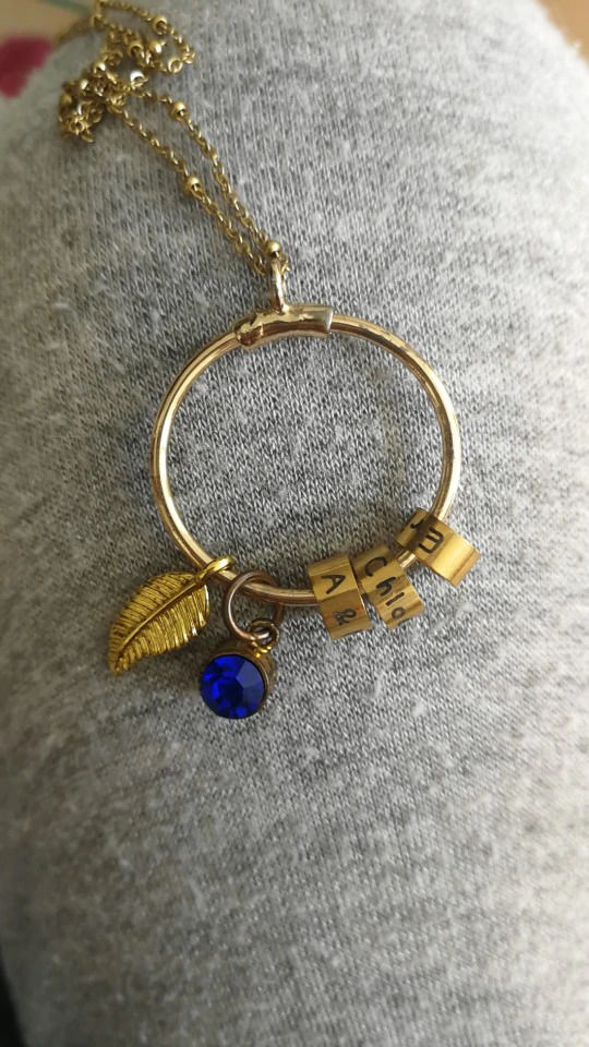 Customer photo review of LOANYA Kreisanhänger-Kette mit personalisierten Namenskreisen