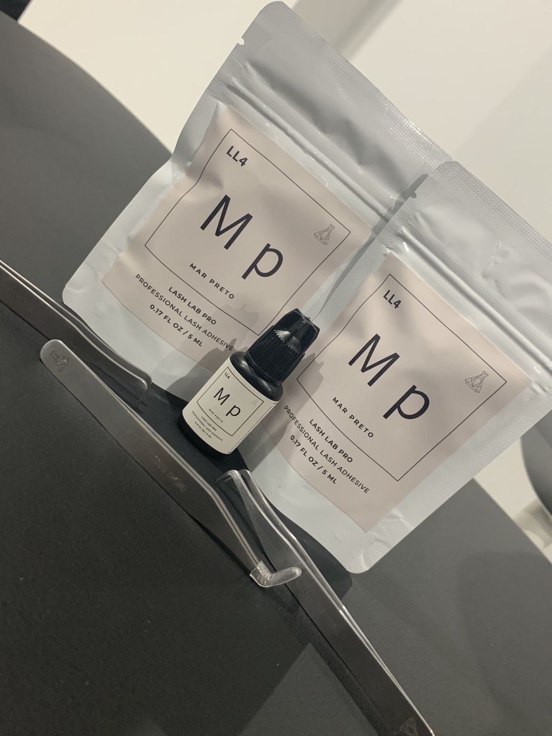 Customer photo review of Mar Preto Black Lash Adhesive