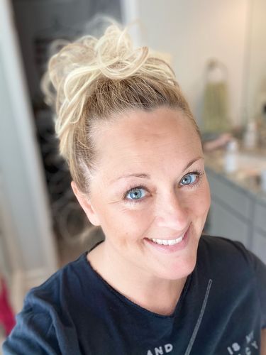 Customer photo review of JuvaBun Messy Bun
