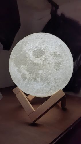 Customer photo review of Lampe Lune 3D - Veilleuse avec 16 couleurs