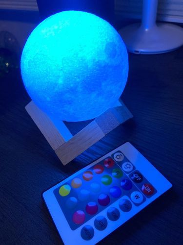 Customer photo review of Lampe Lune 3D - Veilleuse avec 16 couleurs