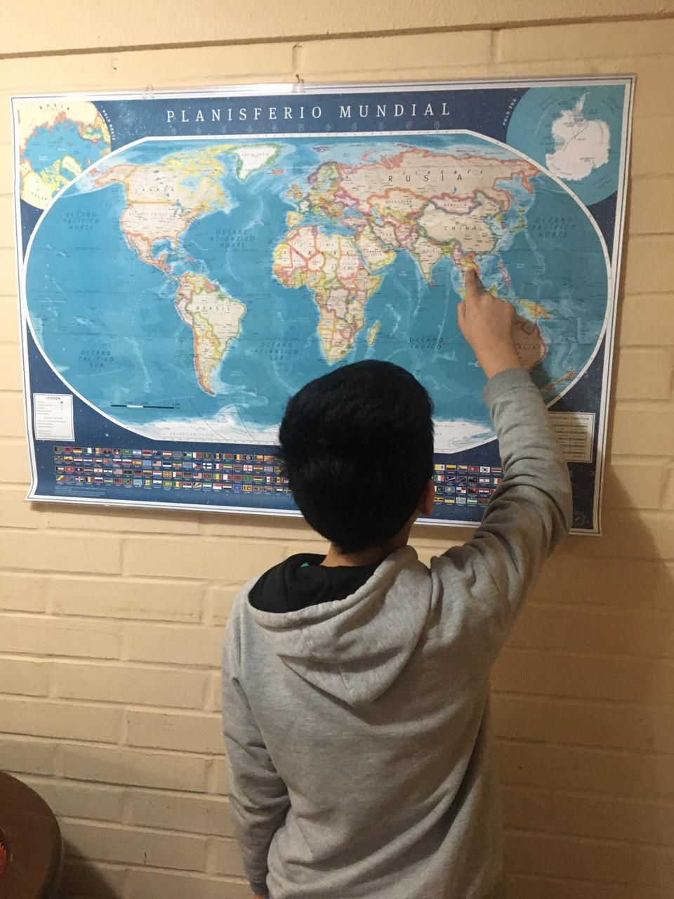 Customer photo review of Mapa del Mundo Político con Banderas y Europa 2020 - Lámina