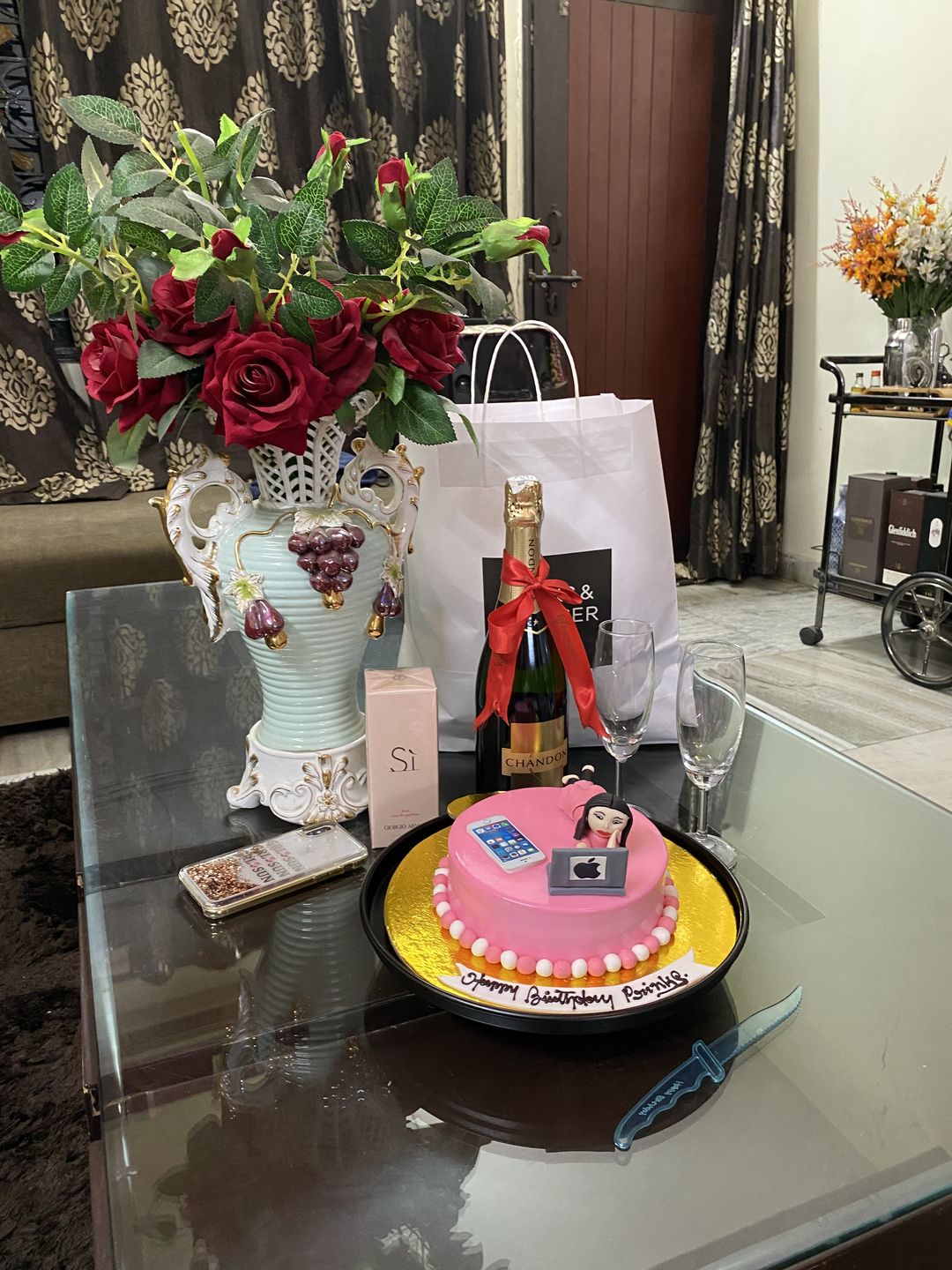 Customer photo review of Workaholic Girl Theme Cake