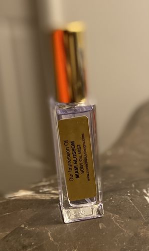 Customer photo review of Women's Body Oil Perfume Mist