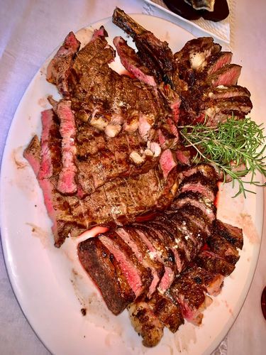 Reseña con foto de un cliente sobre Rib Eye Cowboy Steak