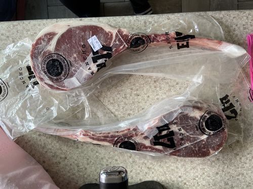 Reseña con foto de un cliente sobre Rib Eye Tomahawk Steak