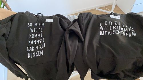 Customer photo review of Herzlich willkommen im falschen Film  - Unisex Kapuzenpullover Hoodie