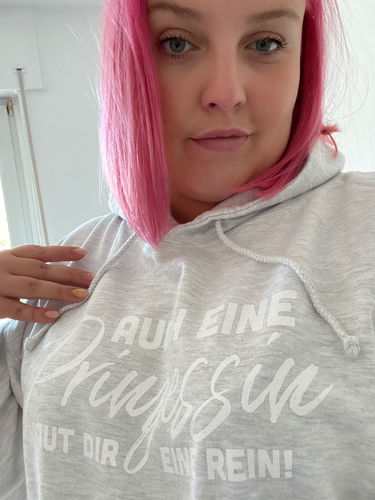 Customer photo review of Auch eine Prinzessin haut dir eine rein. - Words on Shirt  - Unisex Kapuzenpullover Hoodie