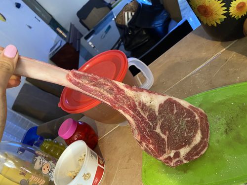 Reseña con foto de un cliente sobre Rib Eye Tomahawk Steak
