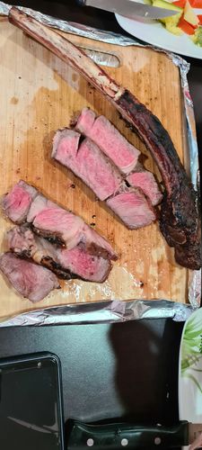 Reseña con foto de un cliente sobre Rib Eye Tomahawk Steak