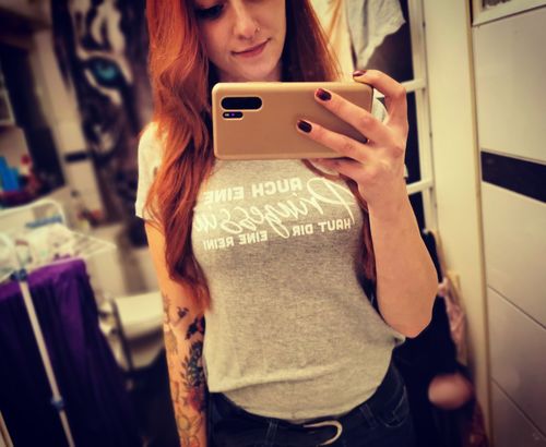 Customer photo review of Auch eine Prinzessin haut dir eine rein. - Words on Shirt - Damenshirt