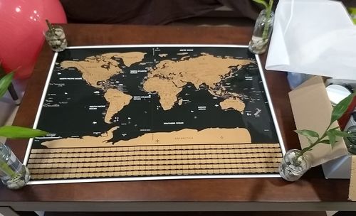 Customer photo review of Carte du Monde à Gratter Noire et Dorée Brillante Grand Format