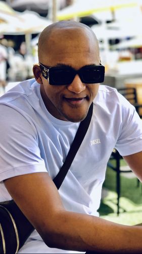 Customer photo review of Gustavo - Black