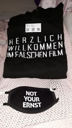 Customer photo review of Herzlich willkommen im falschen Film  - Unisex Kapuzenpullover Hoodie