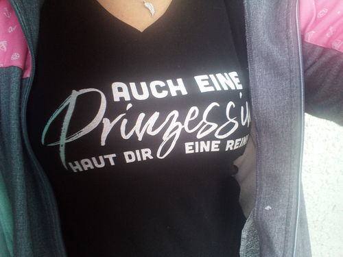 Customer photo review of Auch eine Prinzessin haut dir eine rein. - Words on Shirt  - V-Neck Damenshirt
