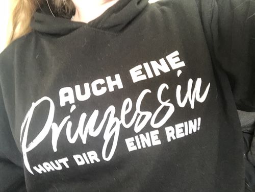 Customer photo review of Auch eine Prinzessin haut dir eine rein. - Words on Shirt  - Unisex Kapuzenpullover Hoodie
