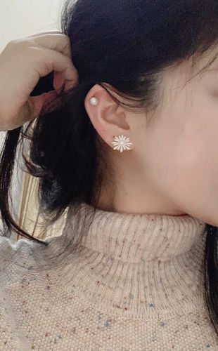 Customer photo review of Boucles d'oreilles lobe fleur blanche - Marguerite