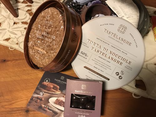 Customer photo review of Torta di Nocciole Tastëlanghe (Box Torta)