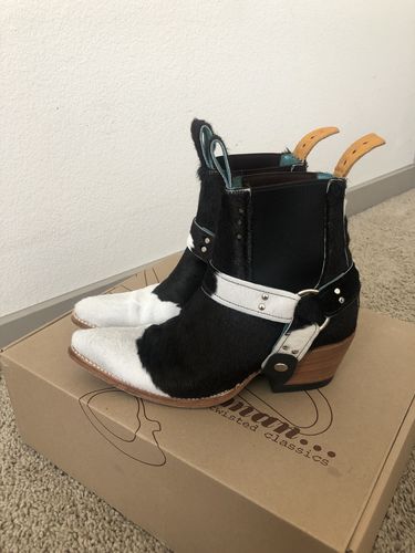 Customer photo review of No.1001 FREEWAY chelsea boot Black + White Fur WOMEN