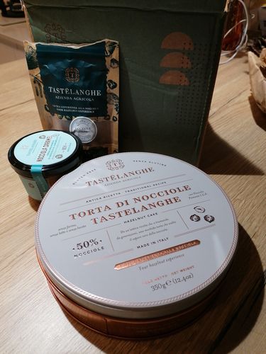 Customer photo review of Torta di Nocciole Tastëlanghe + Crema di Nocciole + Confezione Nocciola "Tostata"