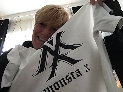 Customer photo review of SWEATSHIRT A CAPUCHE MONSTA X B&W™