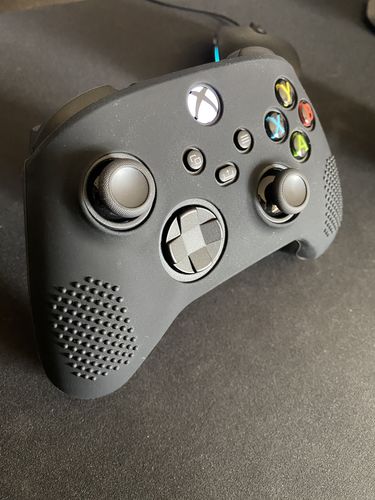 Customer photo review of Raven Black - XBOX Series X/S Controller Skin